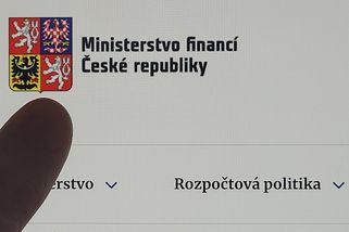 Nová daň je tady: stát si posvítí na majitele elektromobilů a zdaní je zpětně. Spočítali jsme, kolik zaplatí